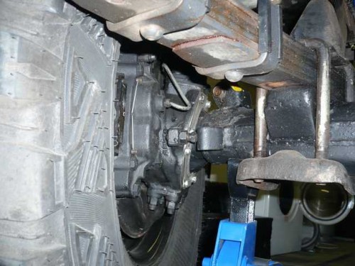 Steering angle stop limiter set to allowtyres to clear leaf spring.JPG