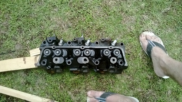 FORD V6 VIEW TOP OF CYLINDER HEAD