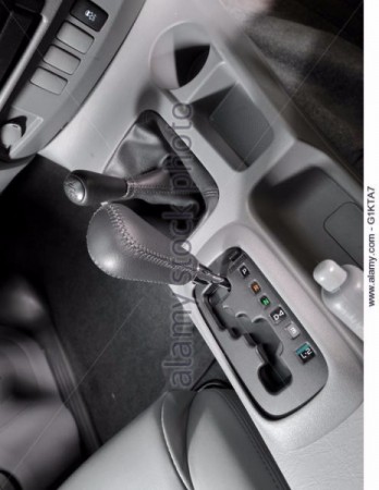 automatic-gearshift-selector-in-a-2009-toyota-hilux-pickup-truck-loaded-g1kta7.jpg