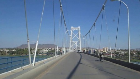 001 Crossing Samora Machel bridge at Tete.jpg